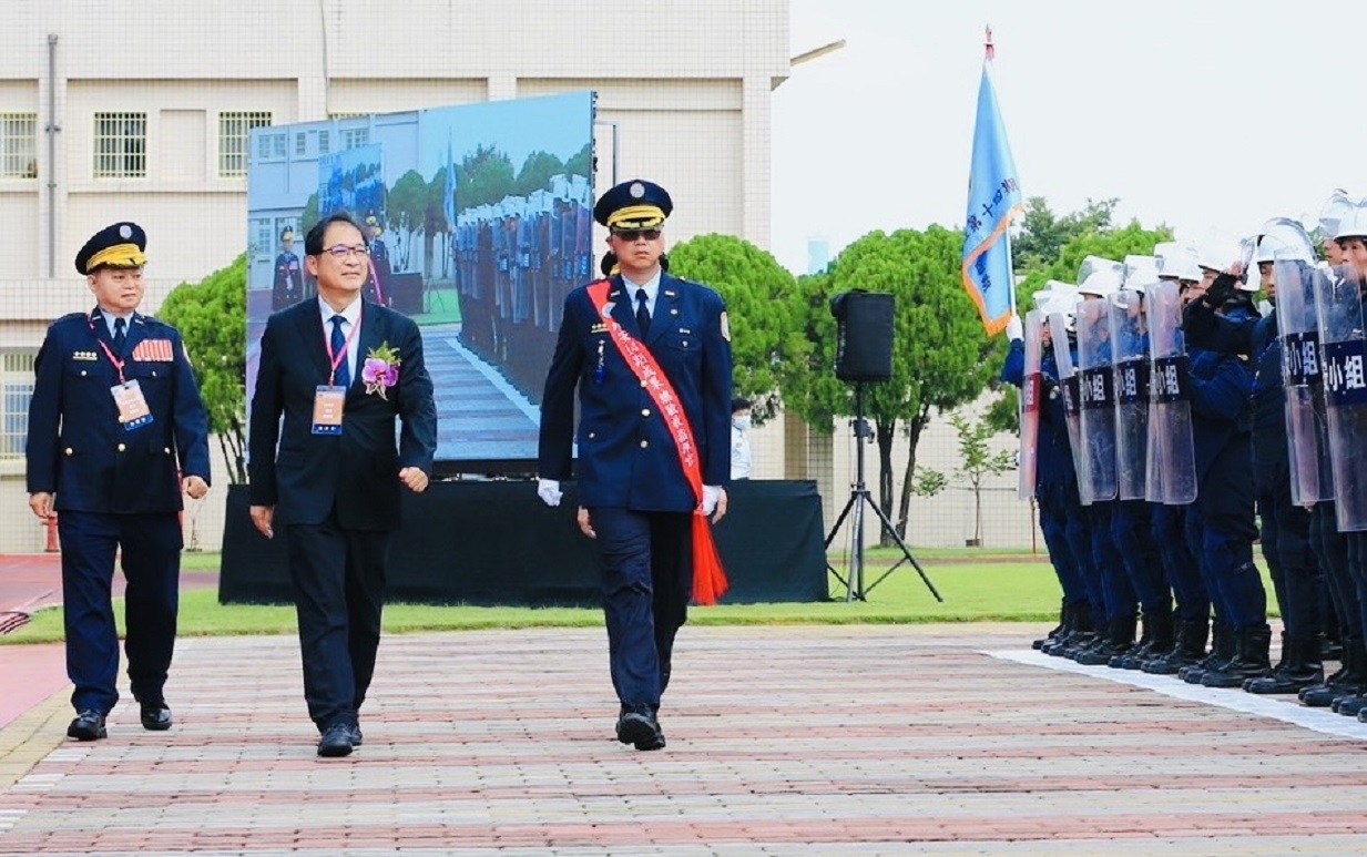 鄭部長校閱靖安小組成軍演練，首採科技鎮暴戰術　迅速彌平囚犯暴動，強化危機應變能力